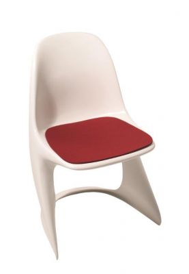 Weißer Casalino Stuhl mit roter Filz Sitzauflage von Begge Parkhaus Berlin für mehr Komfort.